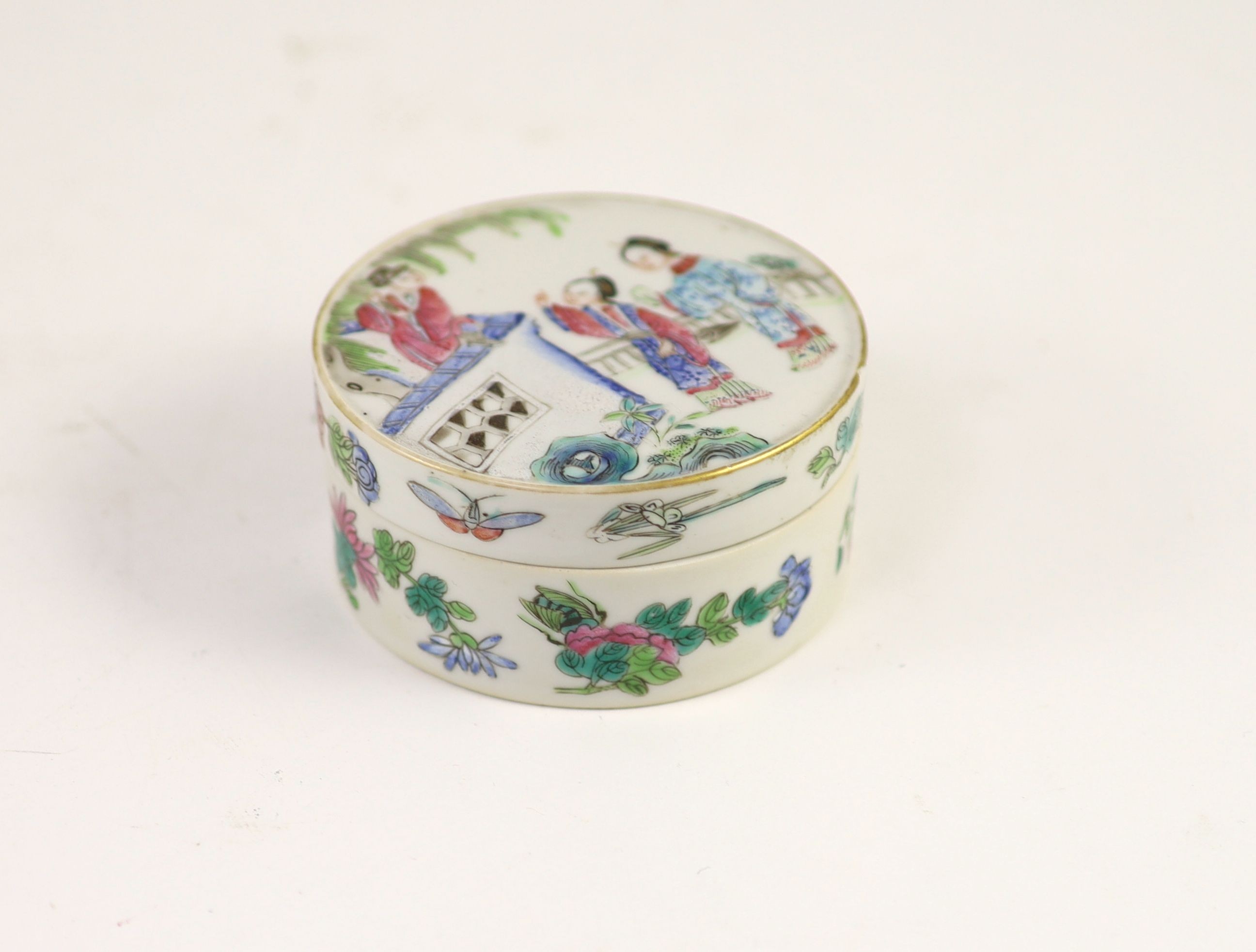 A Chinese famille rose drum-shaped box and cover, Jiaqing six character mark and period (1796-1820), 17.9 cm diameter